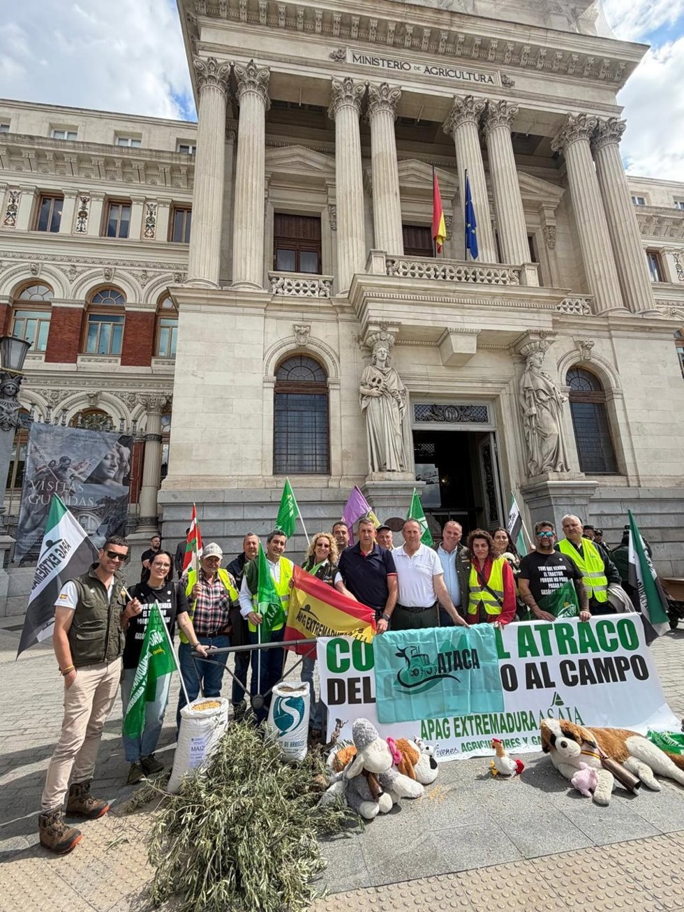Acampada de APAG Extremadura Asaja frente al Ministerio de Agricultura
