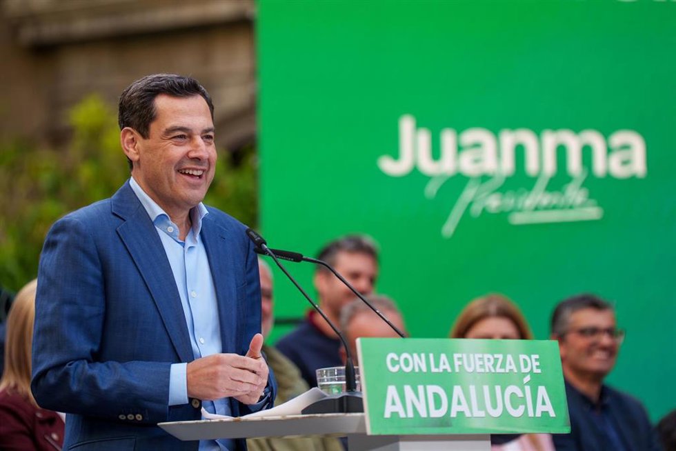 El presidente de la Junta y candidato del PP-A a la reelección, Juanma Moreno, interviene en un acto público en Granada. A 05 de mayo de 2026, en Granada (Andalucía, España).