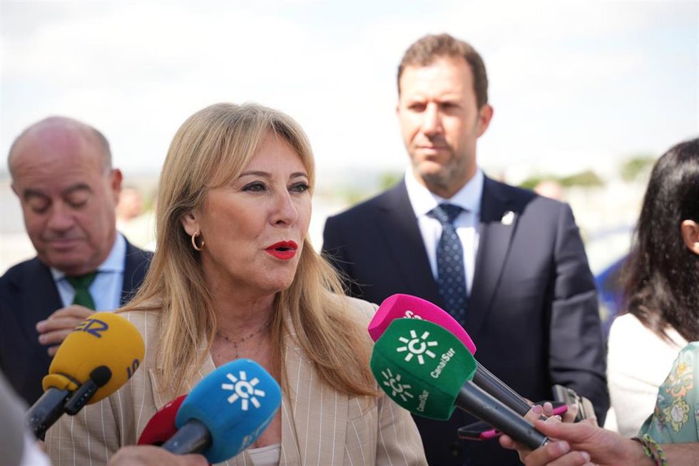 La consejera de Economía y portavoz del Gobierno, Carolina España (c), atiende a los medios durante la visita a las instalaciones del nuevo centro de distribución de Leroy Merlin en Antequera (Málaga).