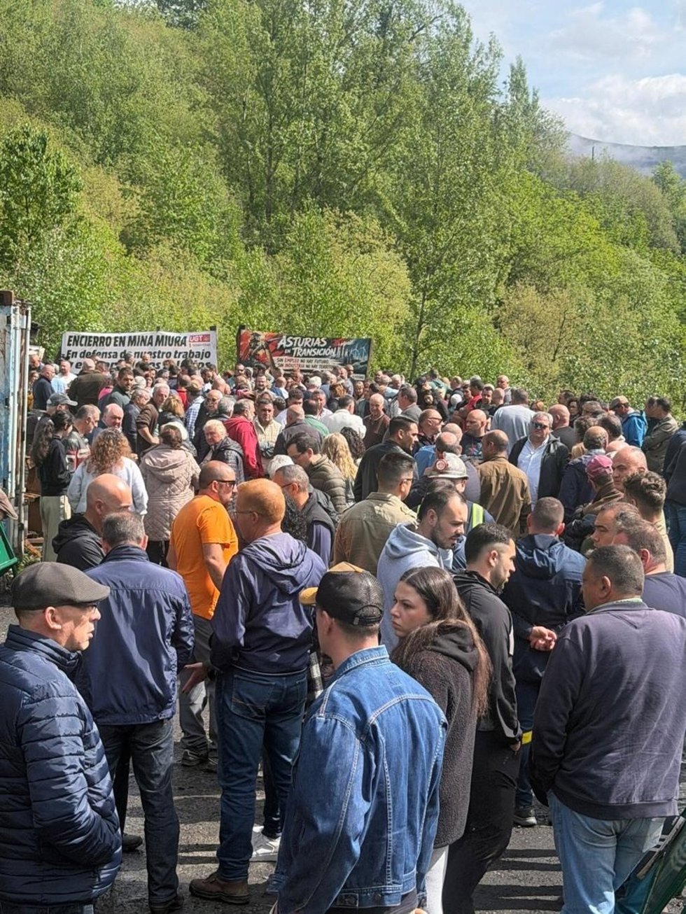 Concentración en Ibias en apoyo de los mineros encerrados