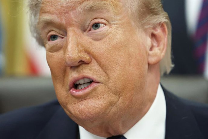 5 de maio de 2026, Washington, Distrito de Columbia, EUA: O presidente dos Estados Unidos, Donald J. Trump, discursa antes de assinar um decreto no Salão Oval da Casa Branca, em Washington, DC, EUA, em 5 de maio de 2026. O decreto visa restabelecer o pode