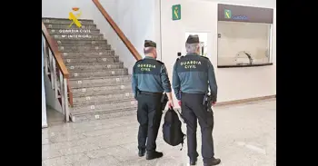 Se olvida en el exterior del aeropuerto de Santander una mochila con 4.400 euros