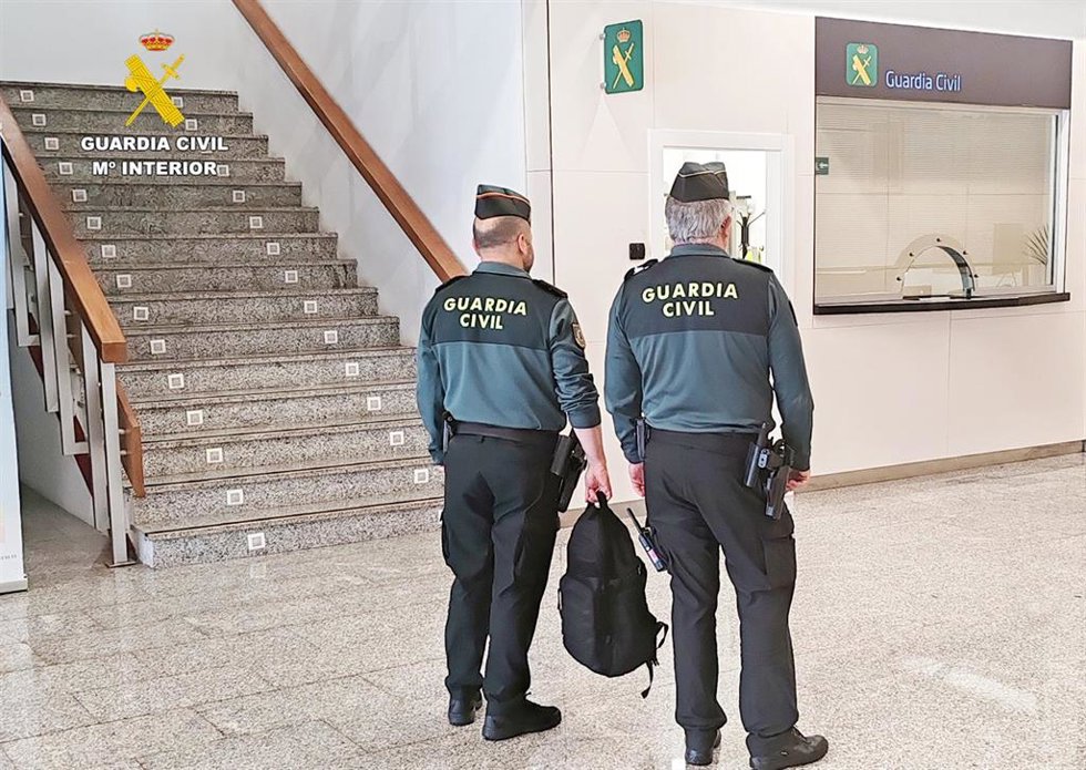 Agentes de la Guardia Civil en el aeropuerto Seve Ballesteros