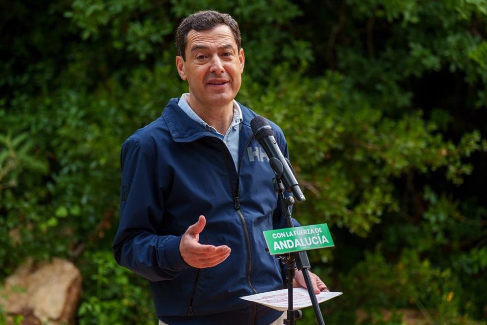 El presidente de la Junta de Andalucía y candidato a la reelección, Juanma Moreno atiende a los medios tras el recorrido por el Cinturón Verde. 