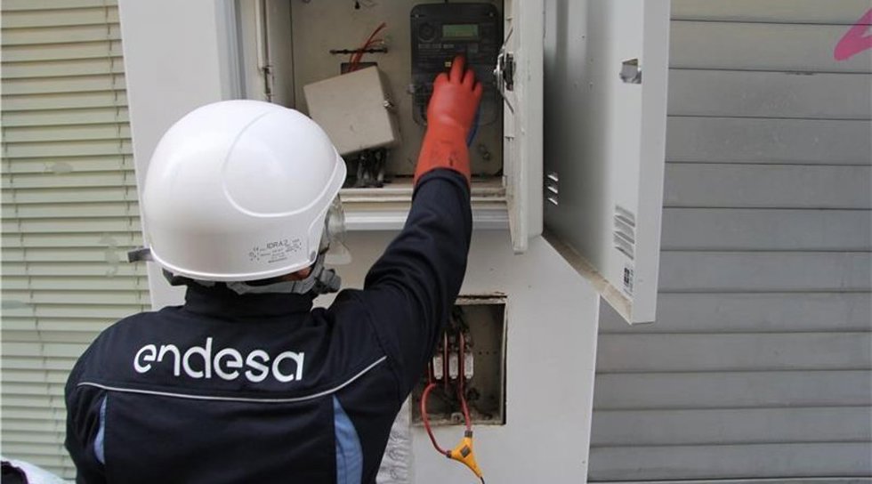 Técnico revisando una instalación eléctrica.