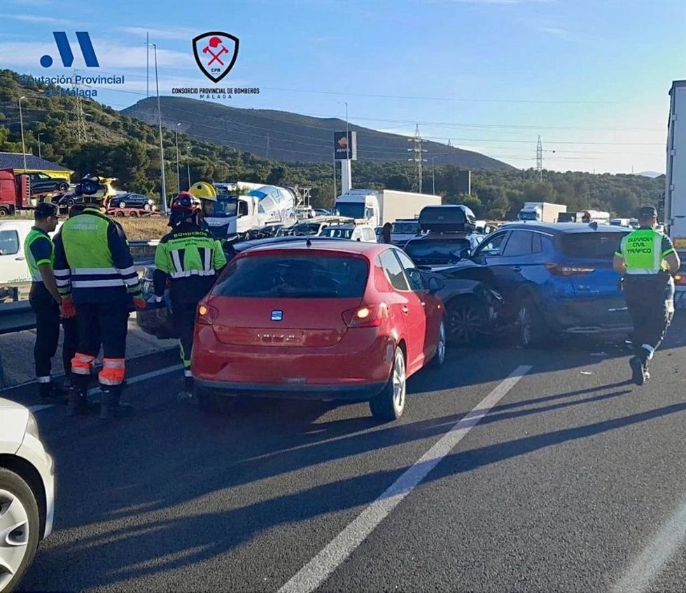 Efectivos intervienen tras un accidente múltiple en la A-7 en Torremolinos