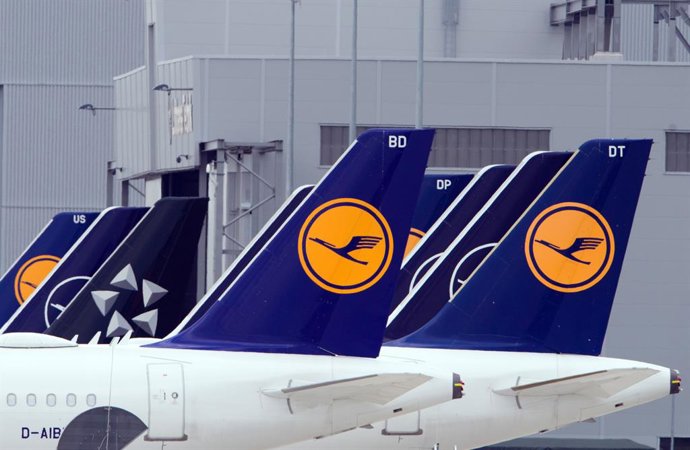 Archivo - FILED - 02 July 2020, Brandenburg, Schoenefeld: Aircraft of the airline Lufthansa stand next to each other at the edge of the tarmac. Lufthansa saw a significant rise in ticket sales in the first quarter, helping to slow down the German carrier'