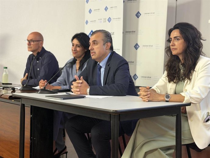 El conseller de Educación y Universidades, Antoni Vera, durante la reunión.