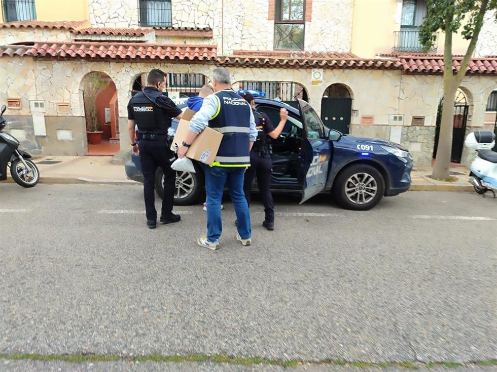 Detención de dos hombres por estafar más de 20.000 euros mediante alquileres falsos.