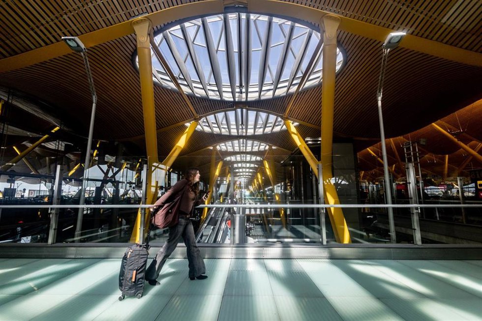 Archivo - Viajeros en la T4 del Aeropuerto Adolfo Suárez Madrid-Barajas, a 2 de marzo de 2026, en Madrid (España). 