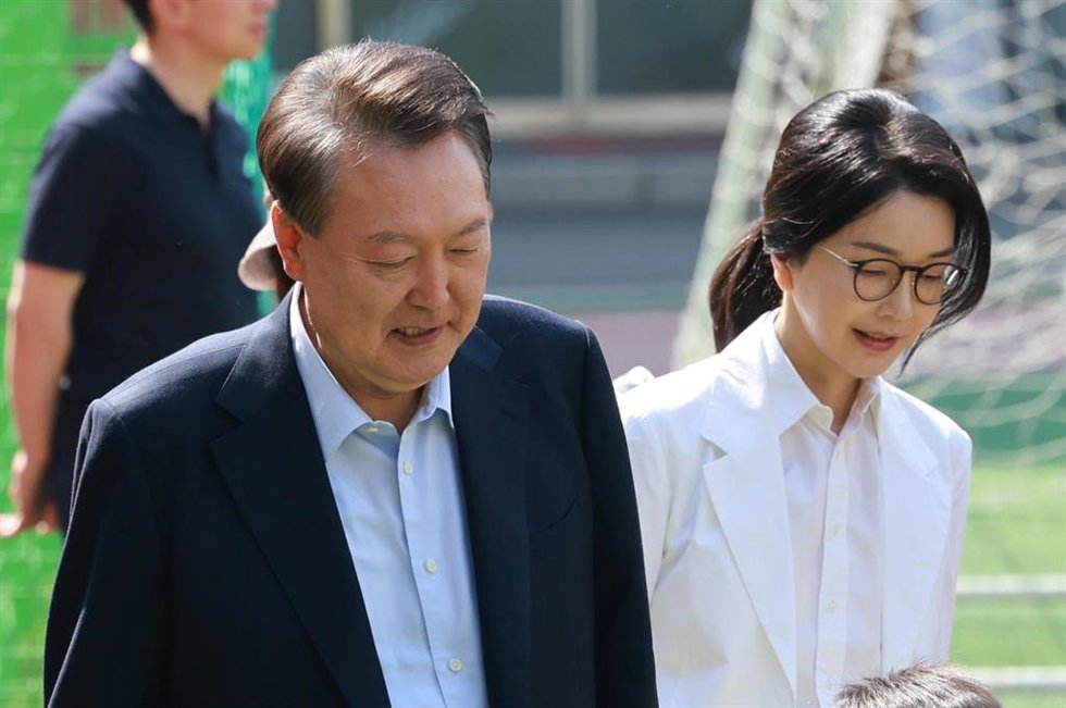 Archivo - El expresidente de Corea del Sur Yoon Suk Yeol (izquierda) y su esposa, Kim Keon Hee, durante las elecciones presidenciales de 2025 (archivo)