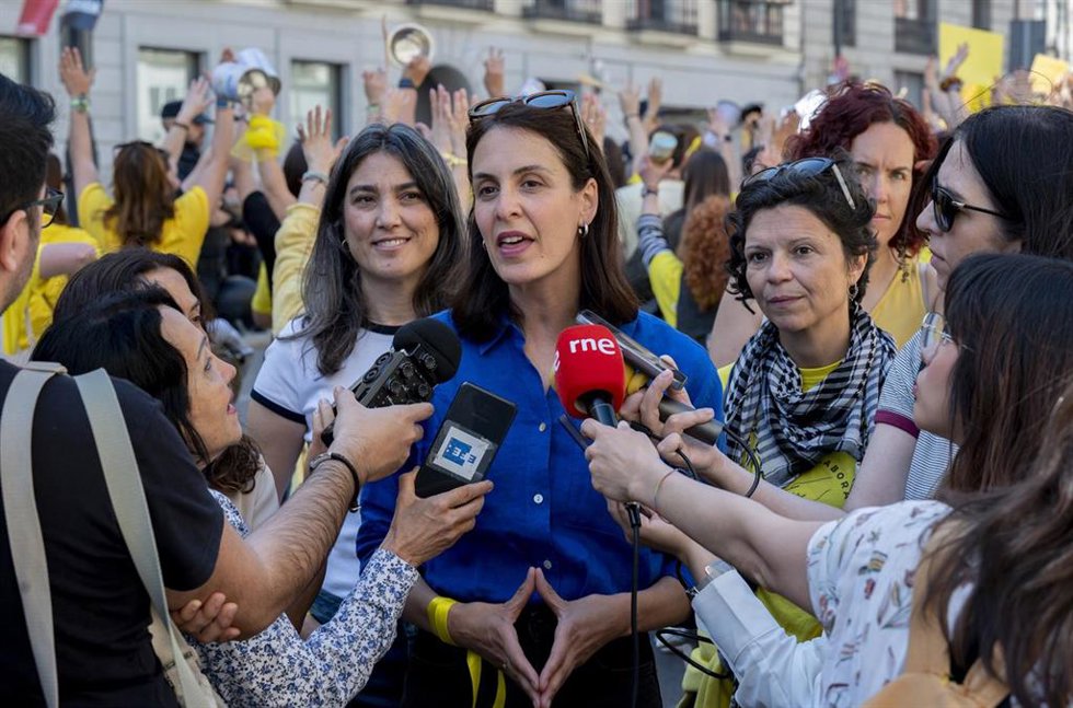 La portavoz de Más Madrid en el Ayuntamiento, Rita Maestre, atiende a los medios durante una concentración de docentes de escuelas infantiles frente a la Consejería de Educación, Ciencia y Universidades, a 15 de abril de 2026, en Madrid (España). Desde el