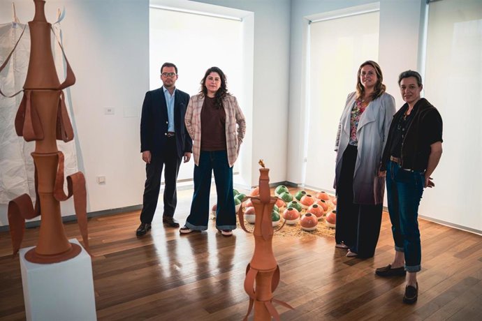 La delegada de Turismo y Cultura del Ayuntamiento de Sevilla, Angie Moreno, en la presentación de la exposición colectiva 'Ritos, retos y restos'.
