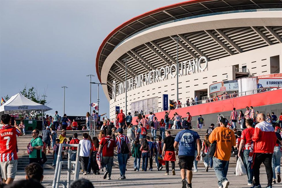 Ambiente previo a la final de la Copa del Rey entre Real Sociedad y Atlético de Madrid en el estadio de La Cartuja, en Sevilla