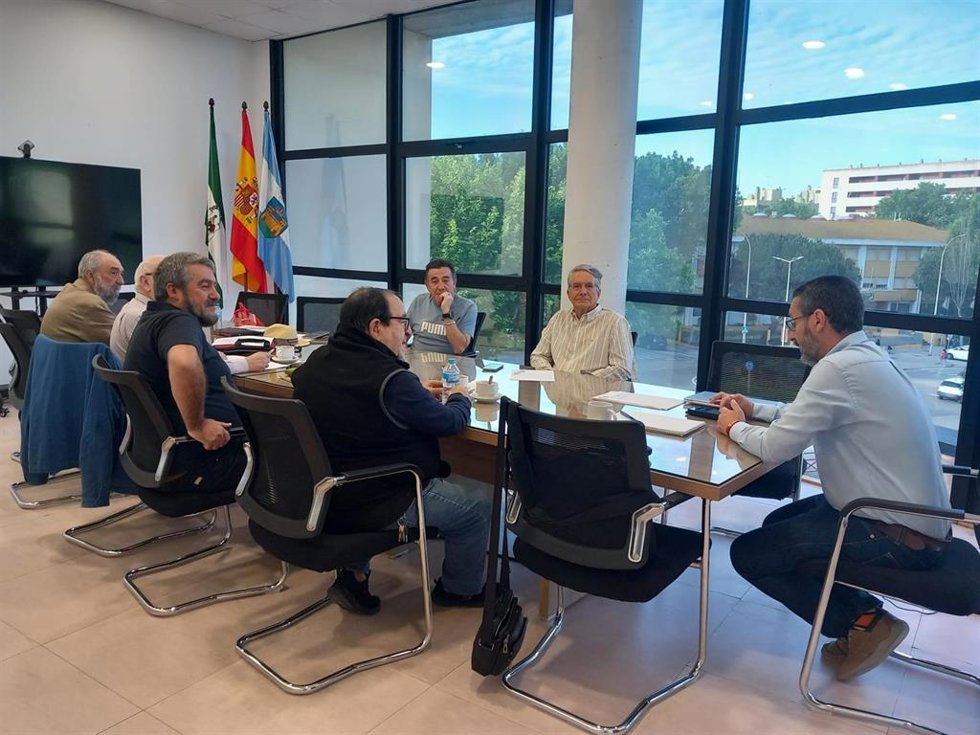 El alcalde de La Línea de la Concepción (Cádiz), Juan Franco, en una reunión con representantes de la Asociación Sociocultural de Trabajadores Españoles en Gibraltar (Ascteg).