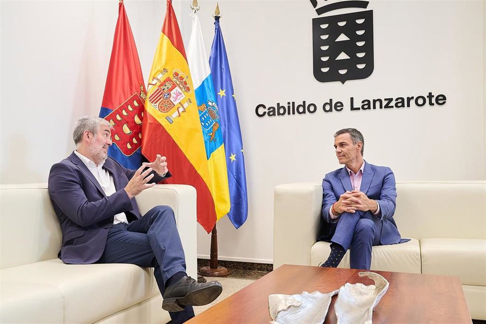 Archivo - El presidente del Gobierno de España, Pedro Sánchez (d), y el presidente del Gobierno canario, Fernando Clavijo (i), durante una reunión, en el Cabildo de Lanzarote, a 18 de agosto de 2025, en Lanzarote, Canarias (España). 