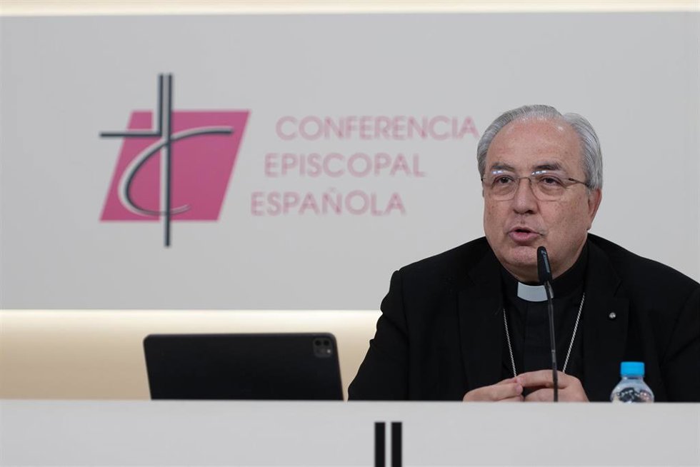 El secretario general de la CEE, Monseñor Francisco César García Magán, en una rueda de prensa.