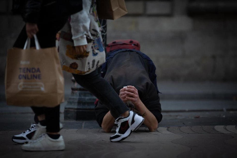 Archivo - Un hombre pide limosna en la calle