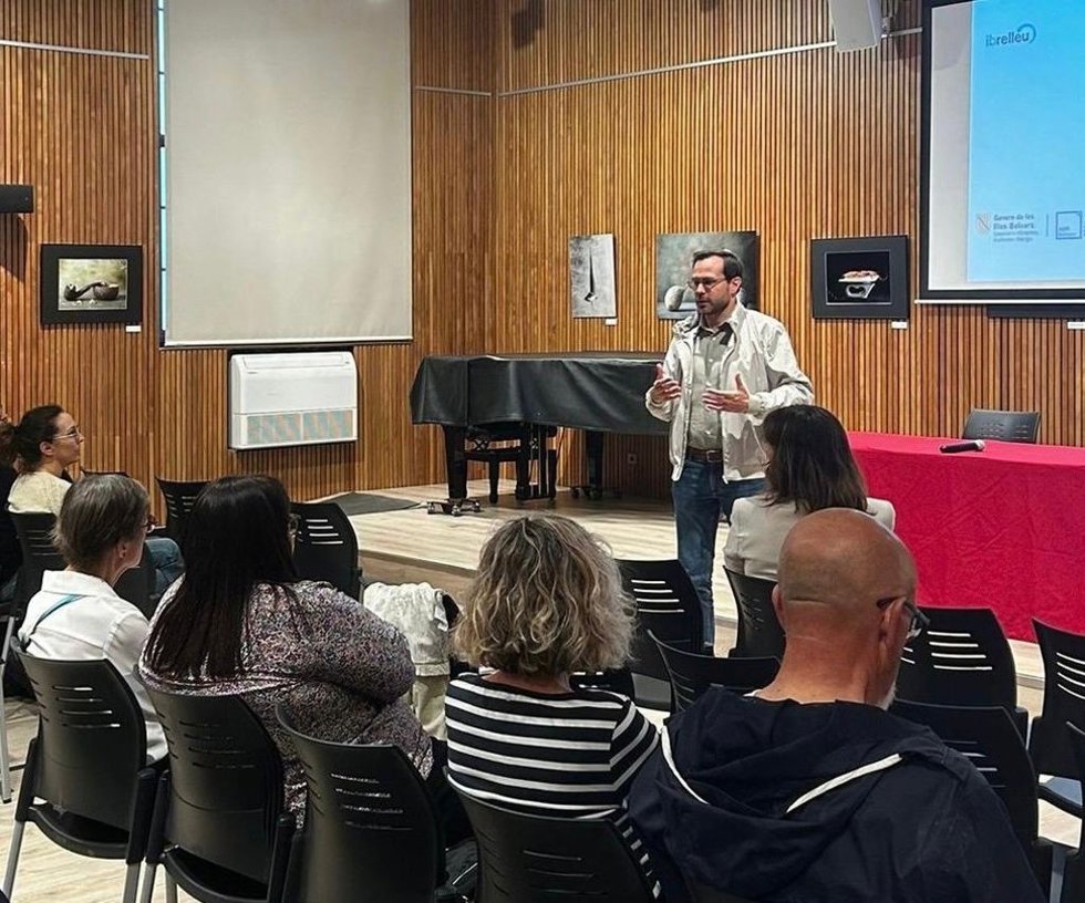 El Govern impulsa el relevo empresarial en Menorca con el programa 'Ibrelleu'.