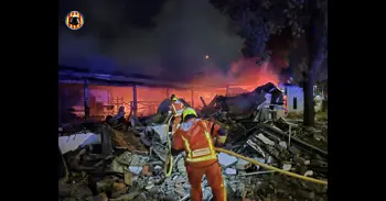 Sucesos.- Un incendio industrial afecta a una nave y un transformador eléctrico de Algemesí