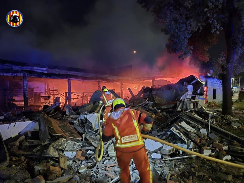 Intervención de bomberos en incendio industrial