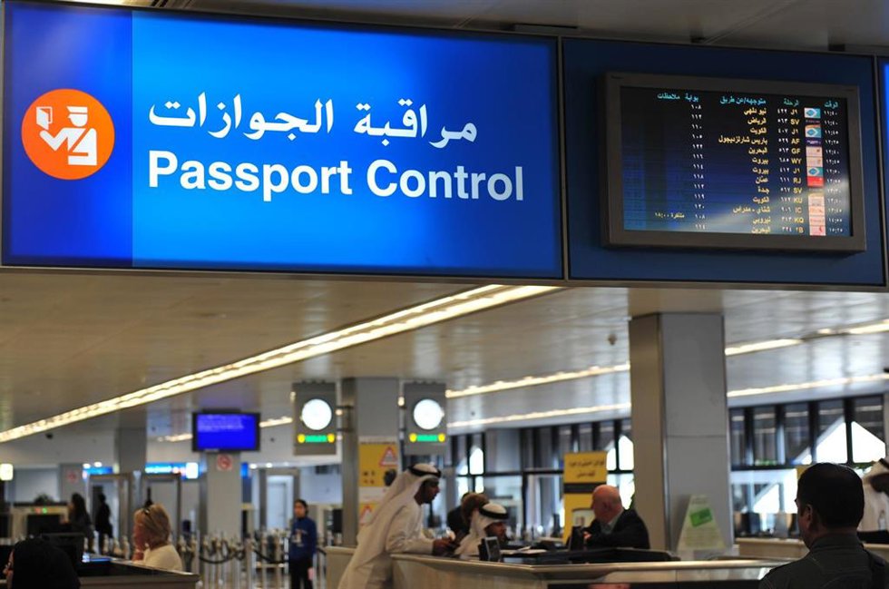 Archivo - FILED - 10 January 2009, Dubai: The picture shows the passport control at the airport in Dubai, United Arab Emirates. Photo: Stefan Puchner/dpa