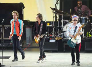 Archivo - FILED - 03 August 2022, Berlin: FILE PHOTO - (L-R) English musicians Mick Jagger, Ron Wood and Keith Richards of the British band The Rolling Stones during the anniversary tour "Sixty" at the beginning of the concert at the Waldbuehne in Berlin.