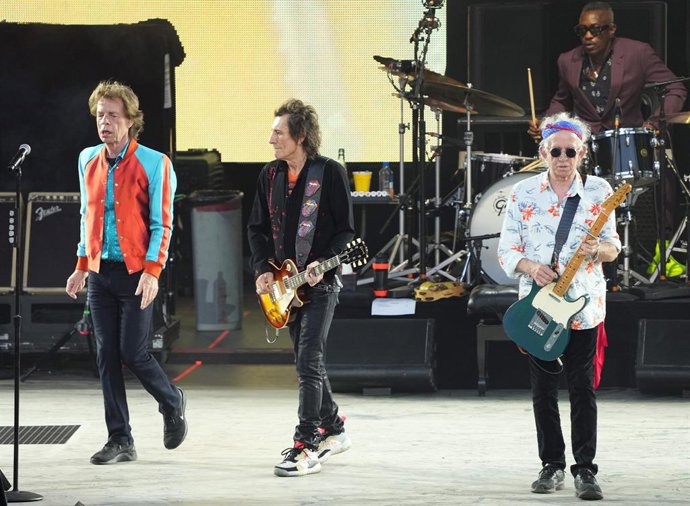 Archivo - FILED - 03 August 2022, Berlin: FILE PHOTO - (L-R) English musicians Mick Jagger, Ron Wood and Keith Richards of the British band The Rolling Stones during the anniversary tour "Sixty" at the beginning of the concert at the Waldbuehne in Berlin.