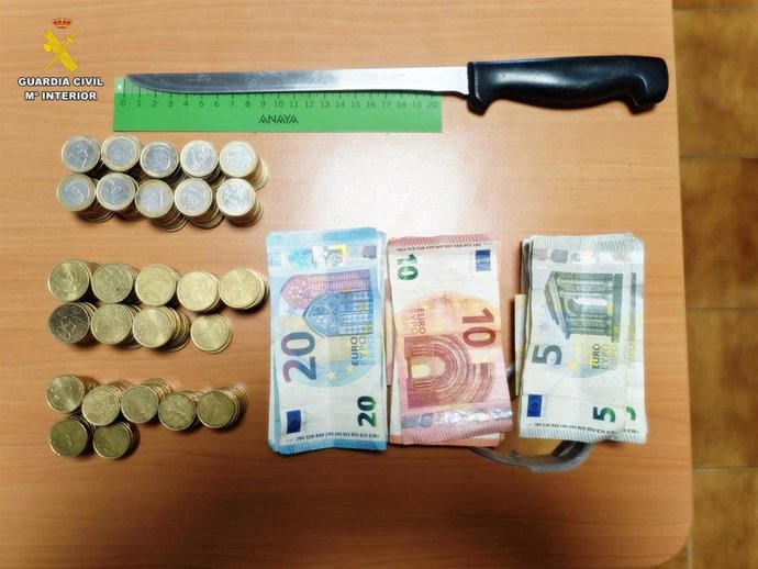Cuchillo y dinero intervenido