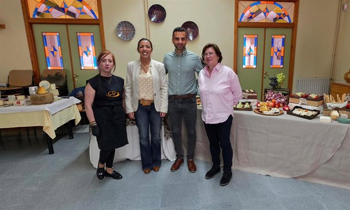 Marta Bosquet (2ª izda.), junto a responsables del Ifapa de Hinoja del Duque y del curso de maestro quesero.