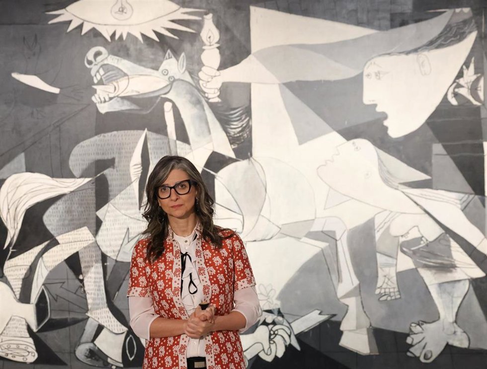 La relatora de Naciones Unidas sobre la situación de los derechos humanos en los Territorios Ocupados Palestinos, Francesca Albanese, durante una visita al ‘Guernica’, en el Museo Reina Sofía.