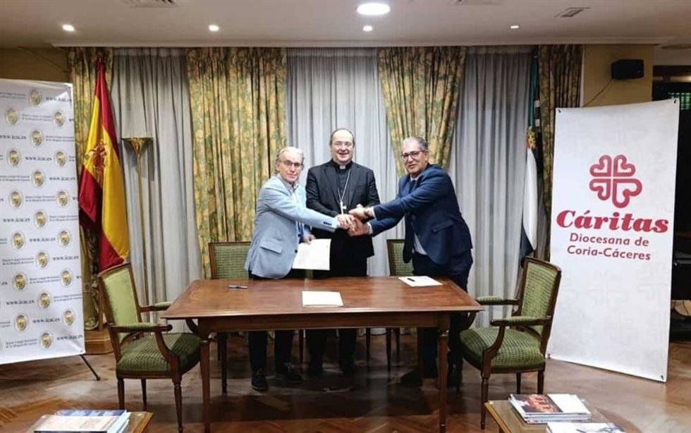 El obispo de Coria-Cáceres, Jesús Pulido; el director de Cáritas diocesana, José Manuel Díaz, y el vicedecano del Colegio de Abogados de Cáceres, Luis Bohoyo, tras la firma de un convenio para asistir a personas migrantes