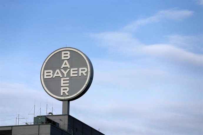 Archivo - FILED - 22 October 2013, Saxony-Anhalt, Bitterfeld-Wolfen: View of the logo of German chemical and pharmaceutical company Bayer AG on the roof of a building of Bayer Bitterfeld GmbH in Bitterfeld-Wolfen. Photo: Jan Woitas/dpa-Zentralbild/dpa