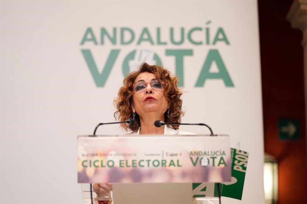 La secretaria general del PSOE-A y candidata a la Presidencia de la Junta de Andalucía, María Jesús Montero, interviene en el ciclo electoral organizado por Europa Press en Sevilla, en la sede de la Fundación Cajasol.