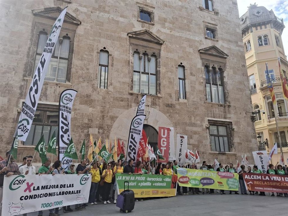 Concentración de sindicatos docentes ante el Palau de la Generalitat