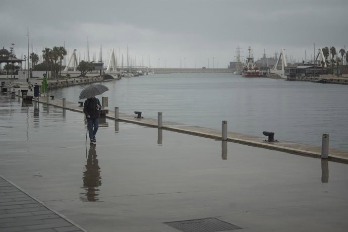Archivo - Arxiu - O home passeja pel Port de València