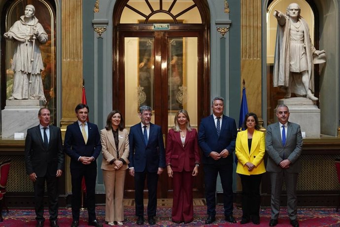 La portavoz del PP en el Senado, Alicia García, junto con el vicesecretario de Economía del PP, Alberto Nadal, y consejeros de varias CCAA.