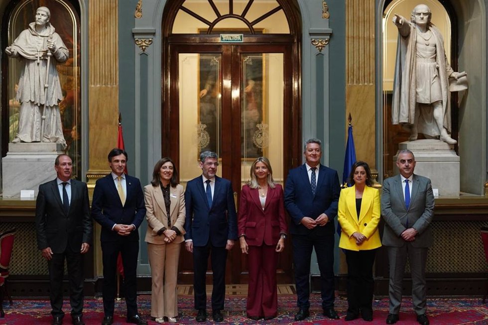 La portavoz del PP en el Senado, Alicia García, junto con el vicesecretario de Economía del PP, Alberto Nadal, y consejeros de varias CCAA.