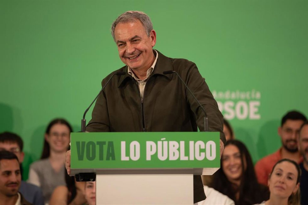 El expresidente del Gobierno, José Luis Rodríguez Zapatero, durante su intervención en el mitin celebrado en Huelva este martes, 5 de mayo.