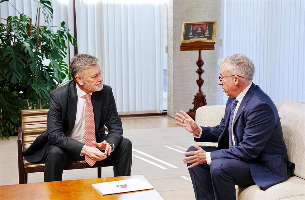 Francisco Vázquez se reúne con Ángel Ceña en la ronda de contactos con los partidos para proponer candidato a la investidura en CyL