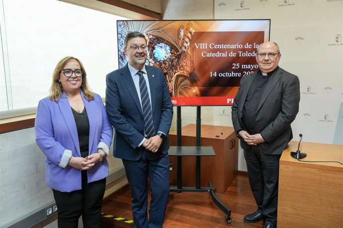 El consejero de Educación, Cultura y Deportes, Amador Pastor, acompañado del deán de la Catedral, José Pedro González; y la viceconsejera de Cultura y Deportes, Carmen Teresa Olmedo, presentan la exposición 'Primada. VIII Centenario Catedral de Toledo'
