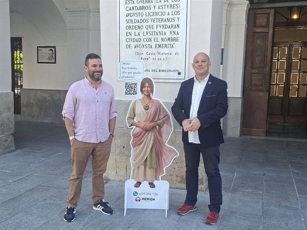 El delegado municipal de Transformación Digital e Innovación del Ayuntamiento de Mérida, Julio César Fuster, y el delegado municipal de Turismo, Felipe González, en la presentación del asistente virtual 'Eulalia'