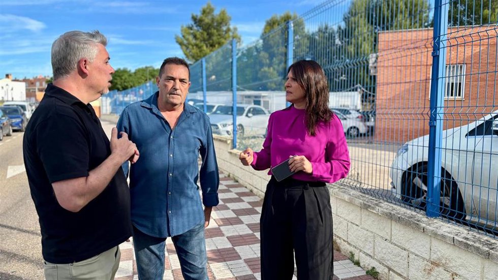 La candidata del PSOE de Sevilla a las Elecciones Andaluzas, Marta Alonso, en su visita assl IES Juan Ciudad Duarte de Bormujos.