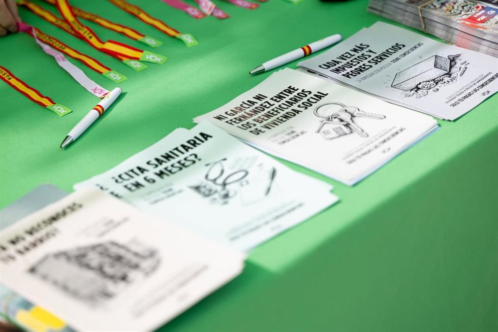 Carteles de la campaña ‘La inmigración masiva tiene consecuencias’, frente al Congreso de los Diputados, a 14 de abril de 2026, en Madrid (España).
