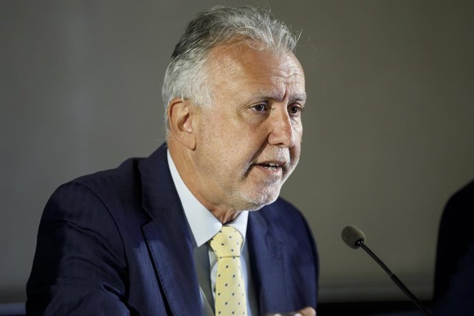El ministro de Política Territorial y Memoria Democrática, Ángel Víctor Torres, interviene en la inauguración de las Jornadas sobre 'Paz, Memoria y Democracia: 50 años de la investigación de paz para España', que se celebra en Granada. A 6 de mayo de 2026