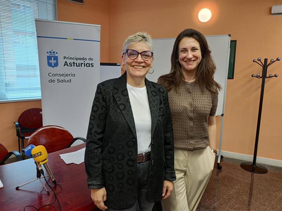 La consejera de Salud del Principado de Asturias, Concepción Saavedra, junto a la subdirectora de Atención Primaria y Salud Pública, Carmen Menéndez.