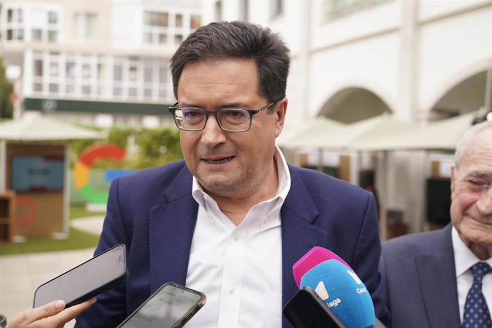 El ministro para la Transformación Digital y de la Función Pública, Óscar López, atiende a los medios antes de su intervención en el evento 'Creciendo en la era Digital 2026'. A 23 de abril del 2026 en Málaga (Andalucía, España).  En el centro Google de E