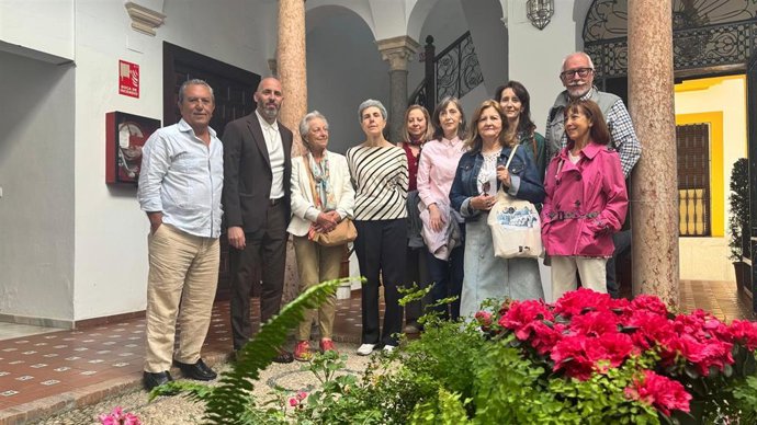 Autoridades y artistas en la inauguración de la muestra 'Patios a pincel by Urban Sketchers'.