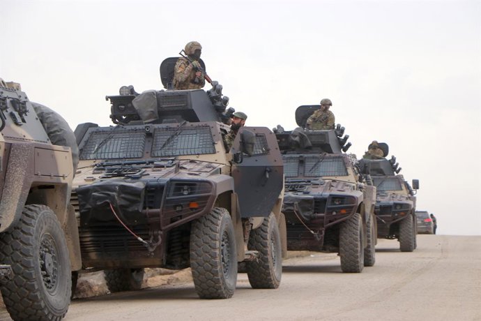 Archivo - Arquivo - HASAKAH, 6 de fevereiro de 2026  -- Foto tirada em 6 de fevereiro de 2026 mostra veículos do exército sírio em Hasakah, na Síria. Uma delegação das autoridades de defesa da Síria chegou na sexta-feira à cidade de Hasakah, no nordeste d