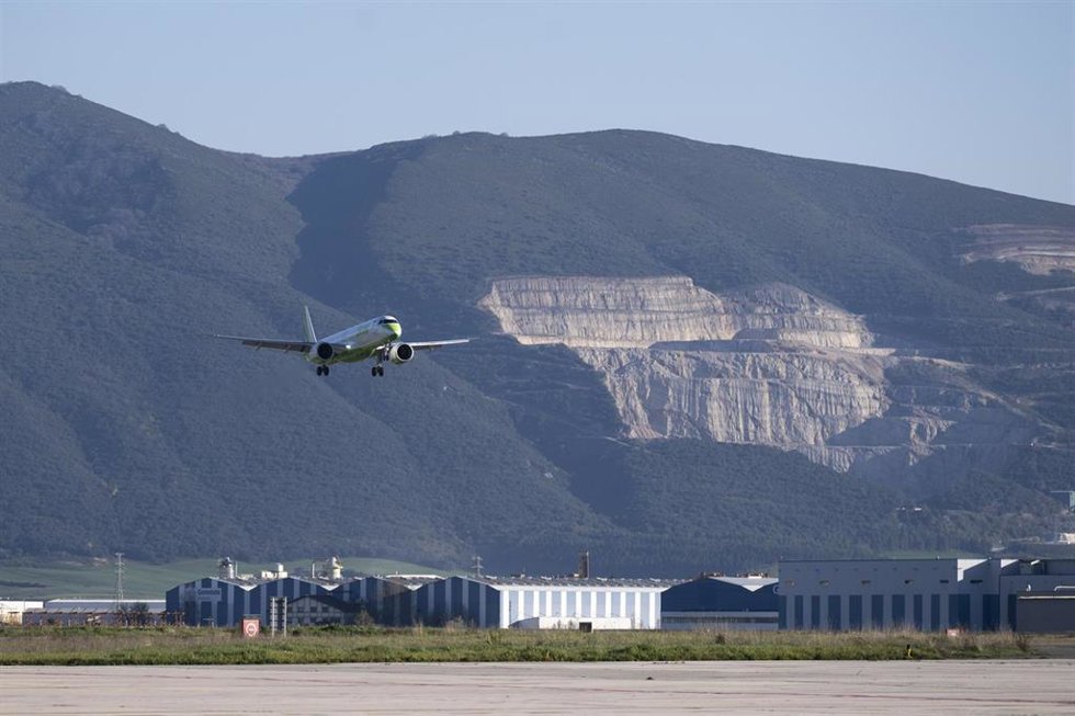 Archivo - Avión aterrizando en el Aeropuerto de Pamplona, en Noáin